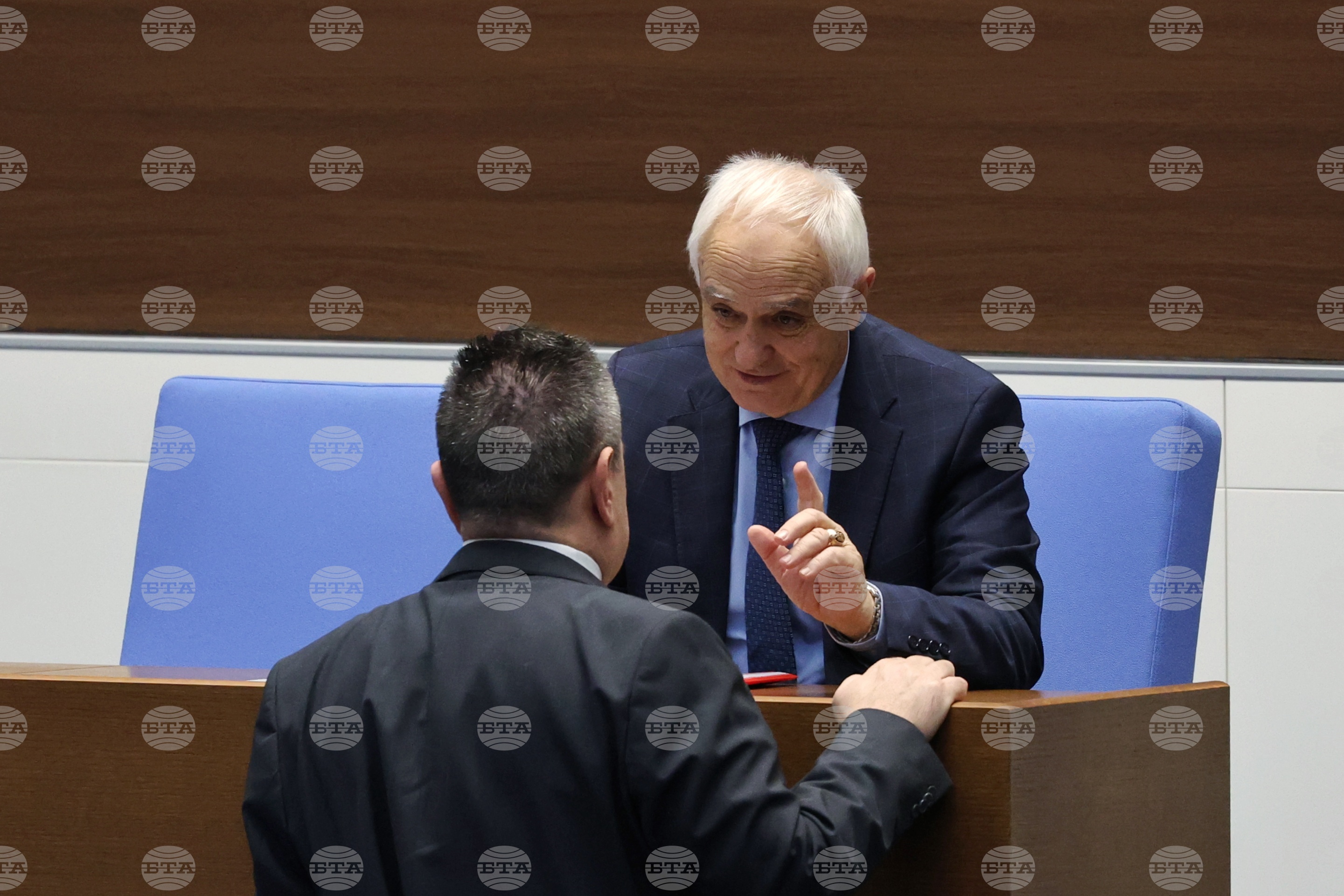 Парламентът отхвърли ветото на президента върху промени в Закона за отбраната и въоръжените сили, с които се увеличава възрастта за служба