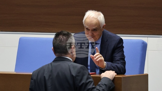 Парламентът отхвърли ветото на президента върху промени в Закона за отбраната и въоръжените сили, с които се увеличава възрастта за служба