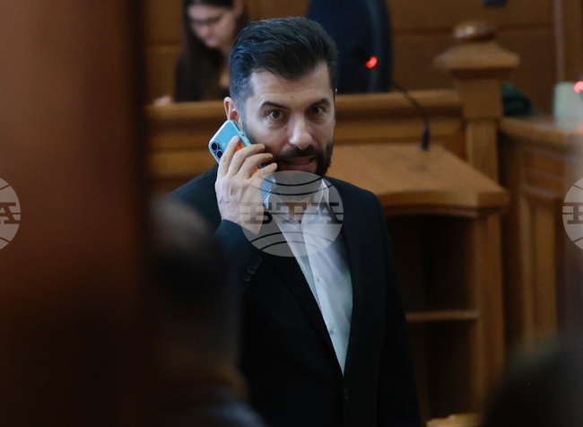 Кирил Петков се яви в Софийския градски съд по дело за длъжностни престъпления