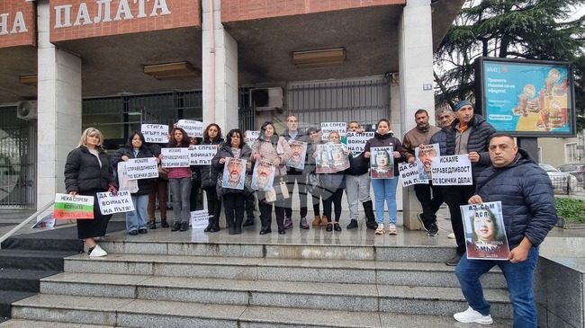 Близките на две жертви при катастрофа се събраха на протест пред Съдебната палата в Плевен 