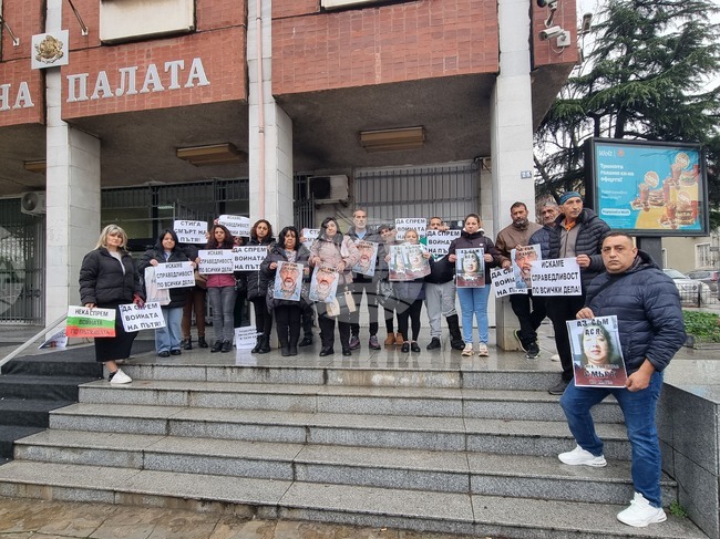 Близките на две жертви при катастрофа се събраха на протест пред Съдебната палата в Плевен 