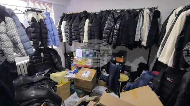 Полицаи от Шумен иззеха близо хиляда стоки с лого на защитени марки 