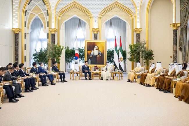 УАМ: Президентите на ОАЕ и Република Корея обсъдиха укрепването на стратегическите връзки между двете страни 