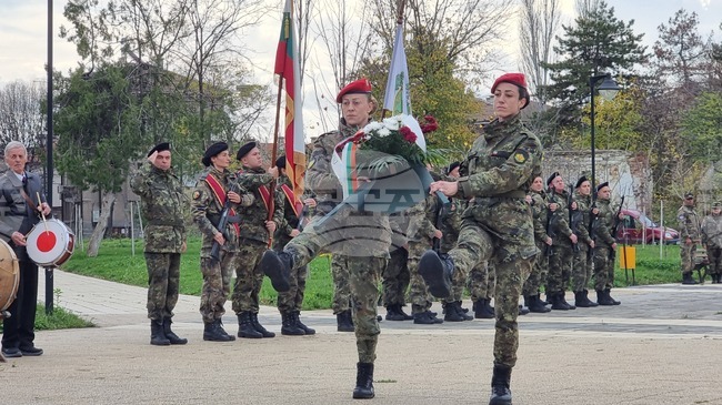 Празникът на сухопътните войски бе отбелязан в Хасково с почести пред паметника на Десети родопски пехотен полк