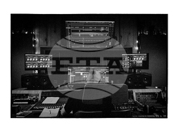 Алтернативната рок група Scotopia издава втори албум, пуска видео към първия сингъл и обявява концерт в София, снимка –  Projector Plus