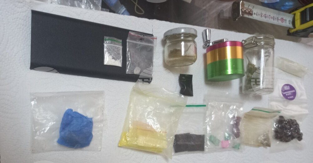 Полицаи задържаха 35-годишен мъж от Велики Преслав за притежание на пет вида наркотични вещества 