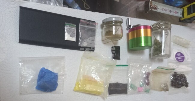 Полицаи задържаха 35-годишен мъж от Велики Преслав за притежание на пет вида наркотични вещества 