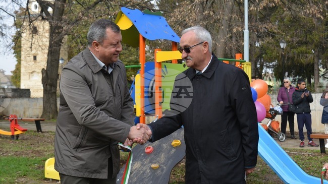 Нова детска площадка в центъра на Бяла черква беше изградена за около 15 000 лева по проект