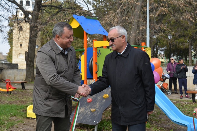 Нова детска площадка в центъра на Бяла черква беше изградена за около 15 000 лева по проект