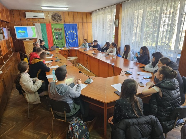 Експерти от Община Берковица се срещнаха с ученици във връзка с инициатива за създаване на младежки "Зелени патрули" 