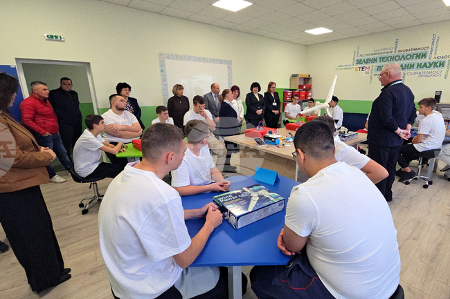 В Професионална гимназия по механоелектротехника в Ловеч бяха открити нови кабинети в СТЕМ центъра