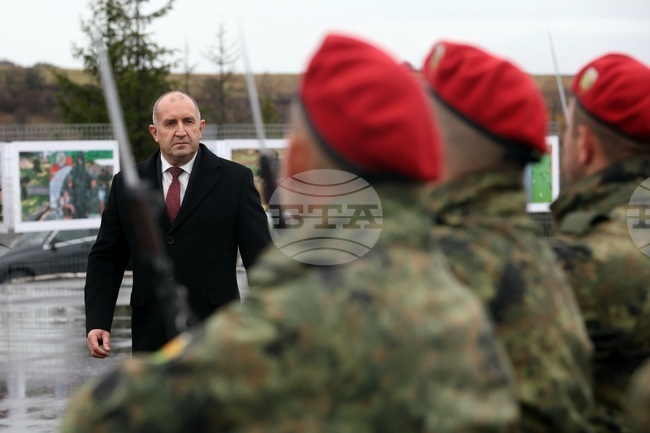 Доблестта на българския войник е вечен символ на храброст и себеотрицание, каза Румен Радев пред Пантеона на загиналите в Сръбско-българската война