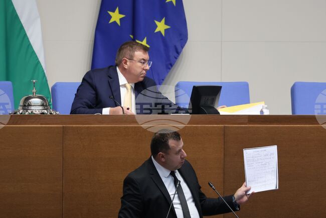 "Възраждане“ и Костадин Ангелов влязоха в спор дали в програмата на НС да бъде включено искането на президента за референдум за еврото