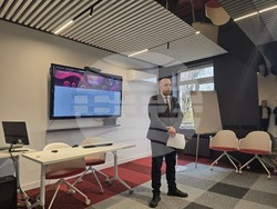 СУ  „Св. Климент Охридски“ - Стопански факултет - арт инсталация G80 -  представяне