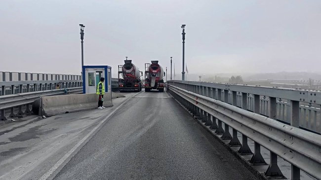 АПИ: Монтира се отводнителният колектор и се обновява тротоарният блок при основния ремонт на Дунав мост при Русе 