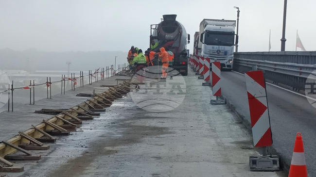 Работници монтират отводнителен колектор и обновяват тротоарния блок на Дунав мост при Русе 