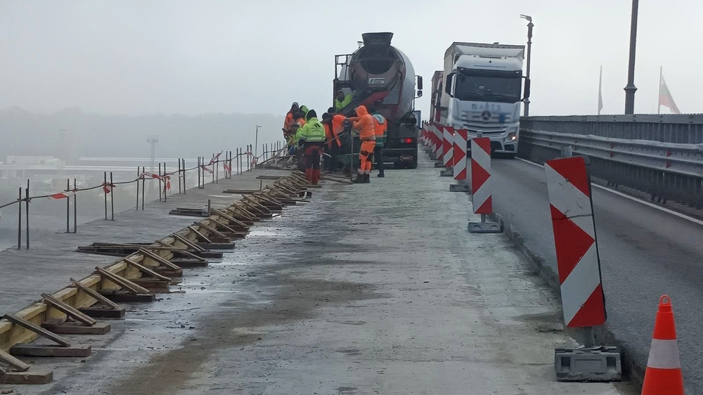 Работници монтират отводнителен колектор и обновяват тротоарния блок на Дунав мост при Русе 