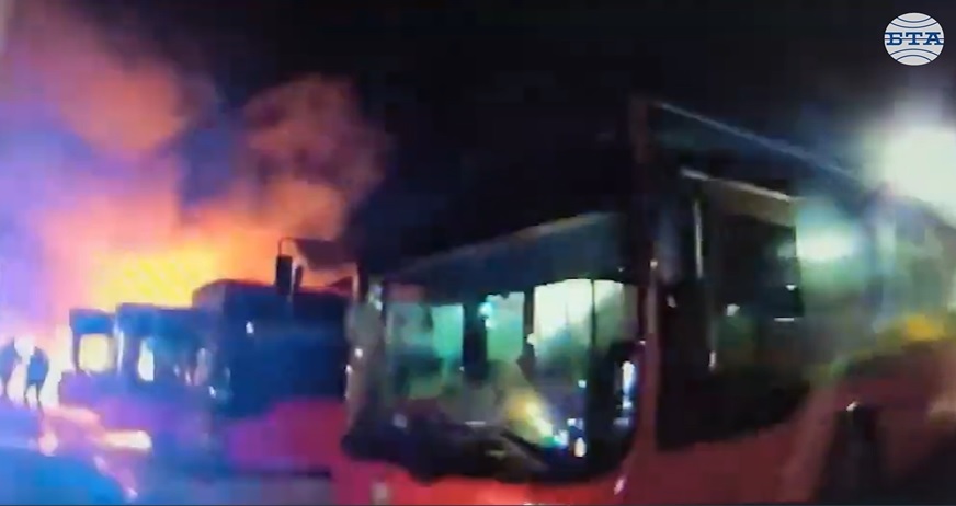 Автобуси и леки автомобили изгоряха в Костинброд, ще има временно затруднение в организацията на обществения превоз на пътници