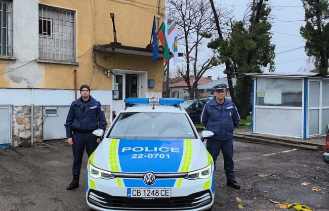 МВР: Полицаи от РУ-Костинброд със спасителна акция в огнения капан в с. Петърч