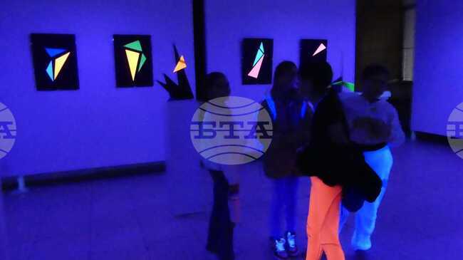 Изложбата Neon Nights vol. 2 на скулптора Илия Бояров беше открита в Нова Загора