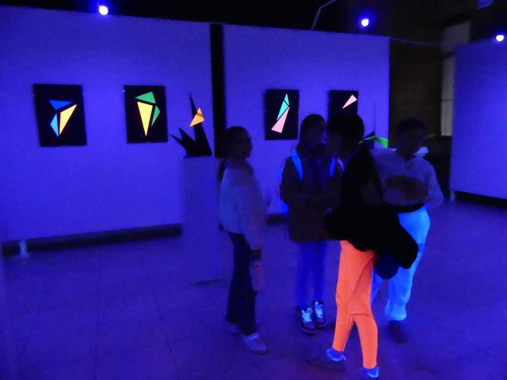 Изложбата Neon Nights vol. 2 на скулптора Илия Бояров беше открита в Нова Загора