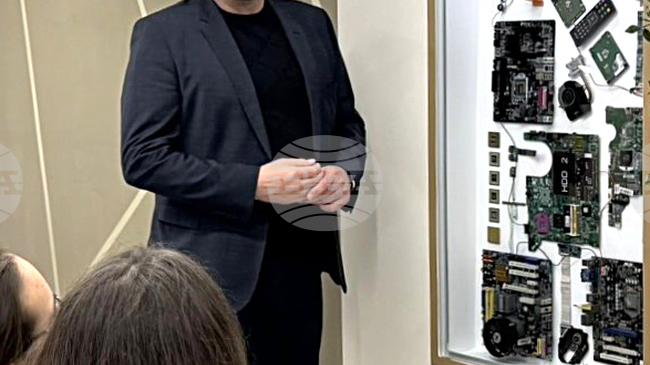 Първите кръгове на олимпиадите са като „пробна врата“ към света на състезанията, каза директорът на ППМГ в Разград Мануел Василев