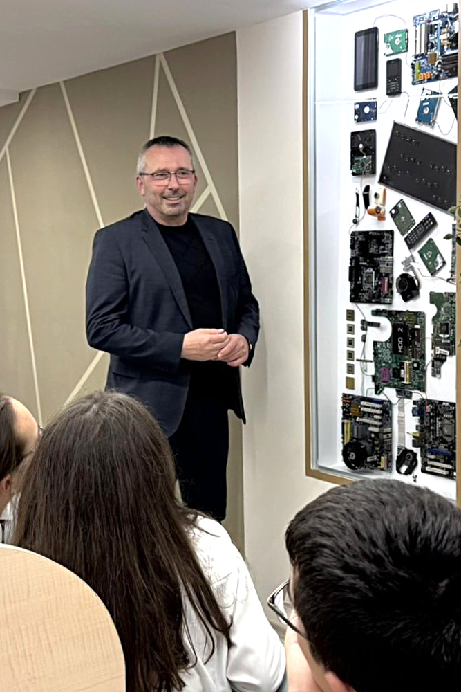 Първите кръгове на олимпиадите са като „пробна врата“ към света на състезанията, каза директорът на ППМГ в Разград Мануел Василев