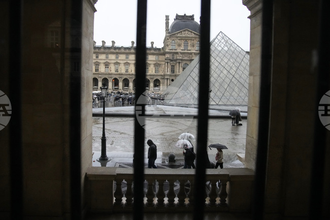 Служителите в Лувъра се събират днес, за да решат дали да обявят стачка
