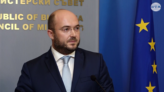 Петима надзиратели от ареста към затвора във Варна са задържани, съобщи министър Георги Георгиев