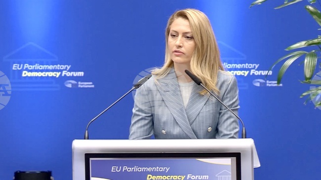 Най-голямата заплаха за демокрацията е страхът от бъдещето, каза председателят на Народното събрание Рая Назарян