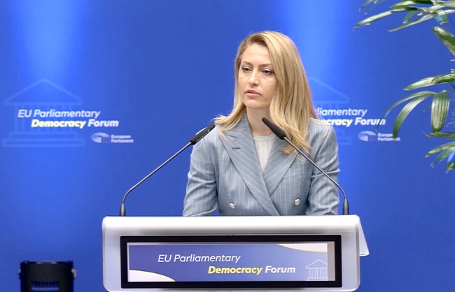 Най-голямата заплаха за демокрацията е страхът от бъдещето, каза председателят на Народното събрание Рая Назарян