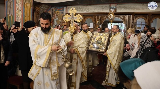 Свещеници и миряни посрещнаха мощи и лични вещи на Свети Гавриил Ургебадзе в храма „Св. Прокопий Варненски“