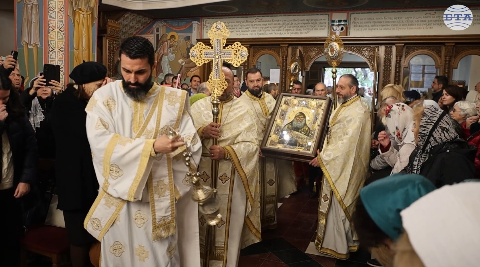 Свещеници и миряни посрещнаха мощи и лични вещи на Свети Гавриил Ургебадзе в храма „Св. Прокопий Варненски“