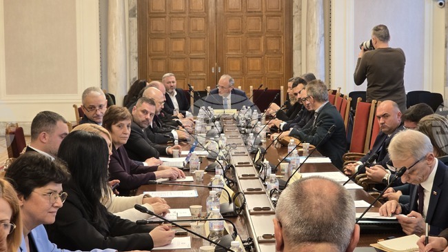 Учебниците в българските училища съдържат около 150 процента повече материал от предвиденото в учебните програми, каза Красимир Вълчев