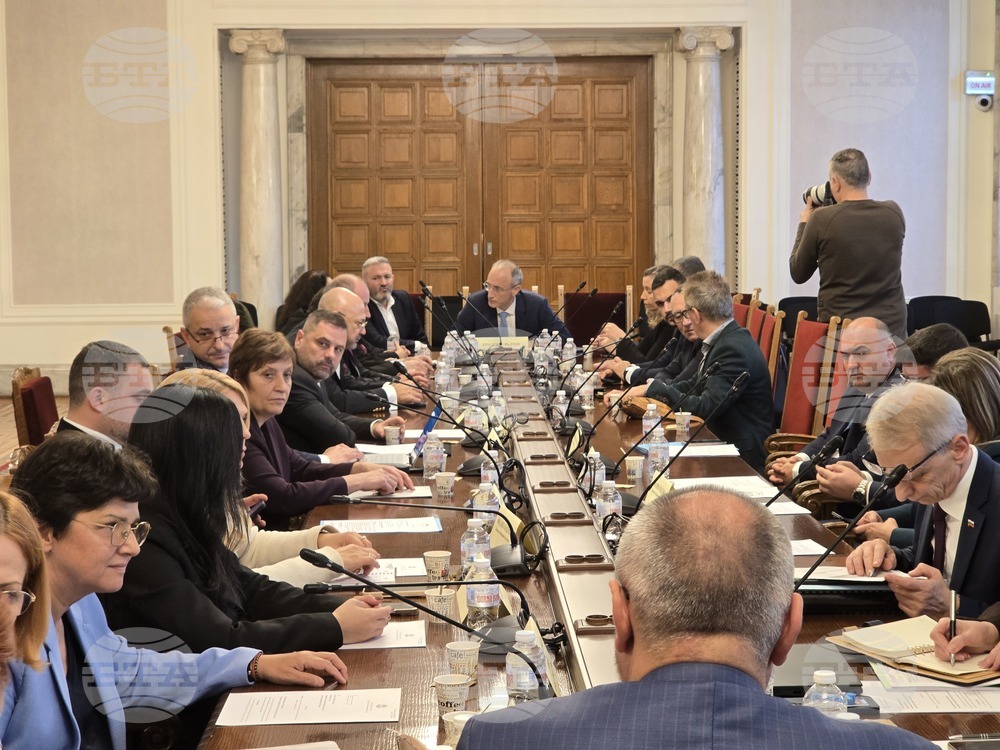 Учебниците в българските училища съдържат около 150 процента повече материал от предвиденото в учебните програми, каза Красимир Вълчев