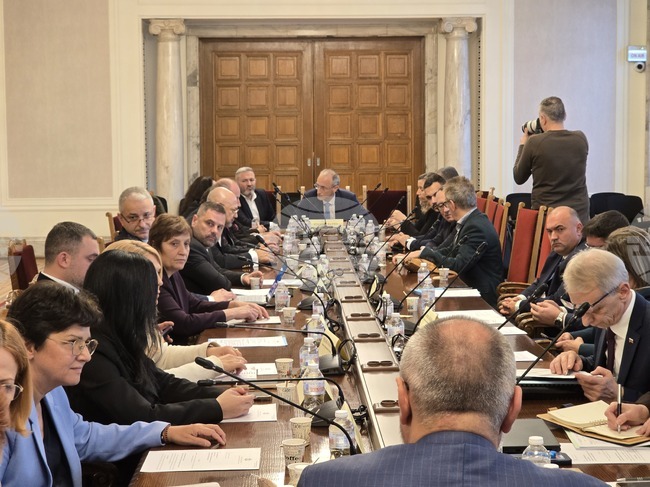 Учебниците в българските училища съдържат около 150 процента повече материал от предвиденото в учебните програми, каза Красимир Вълчев