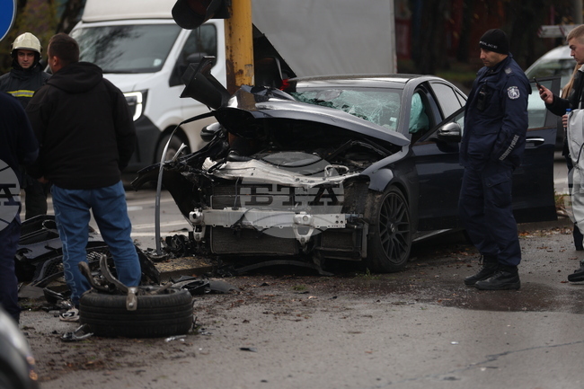Деветнадесетгодишен шофьор е пострадал при катастрофа на бул. "Тодор Александров" в София