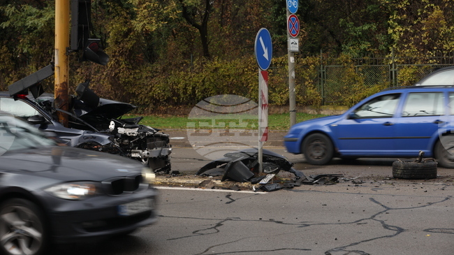 Жена на 43 г. е загинала при катастрофа край село Мокрен, пострадало е и 11 - годишно дете