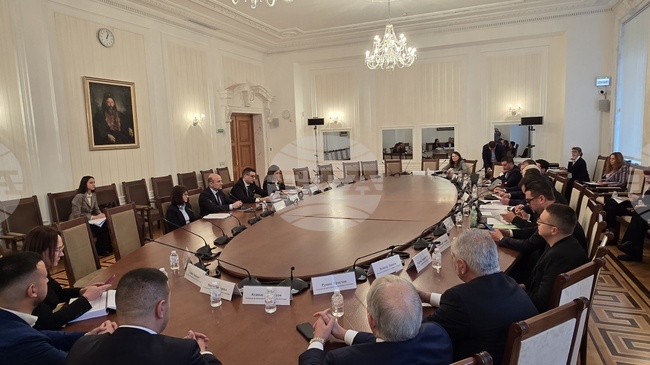 Законопроектът за държавния бюджет за 2026 г. беше одобрен на първо гласуване от икономическата комисия към парламента