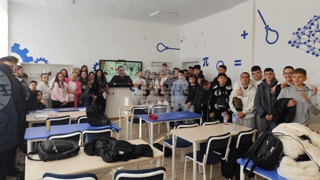 Ученици от Мадан се срещнаха онлайн с успял българин в чужбина по повод Световната седмица на предприемачеството