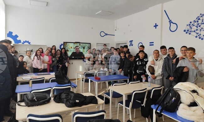 Ученици от Мадан се срещнаха онлайн с успял българин в чужбина по повод Световната седмица на предприемачеството