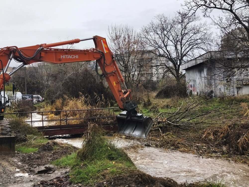 Подлезът при жп спирка "Метал" в Перник е бил наводнен, проблемът е бил отстранен от аварийно-спасителния отряд 
