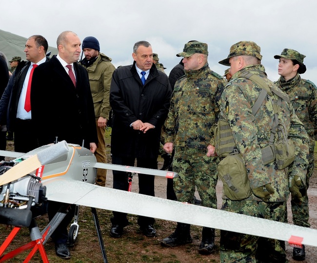 Министерство на отбраната: Висока оценка за Сухопътните войски на бойния им празник