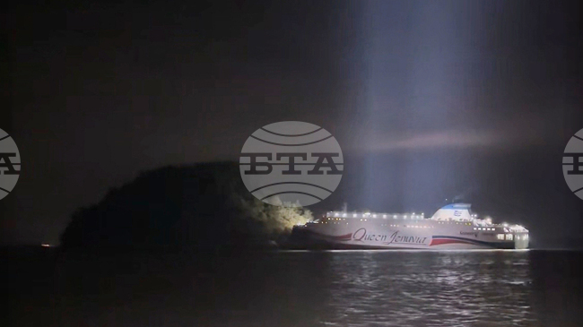 Всички души на борда на заседналия южнокорейски ферибот са евакуирани