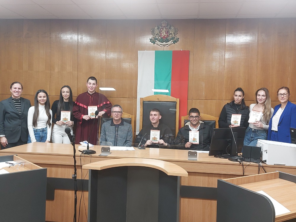 Децата и употребата на наркотици бяха в основата на симулативен процес и среща с ученици в Районен съд Кюстендил, организиран от РП Кюстендил и Общинския съвет по наркотични вещества
