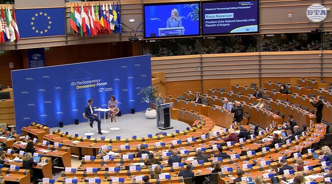 Най-голямата заплаха за демокрацията е страхът от бъдещето, каза председателят на Народното събрание Рая Назарян