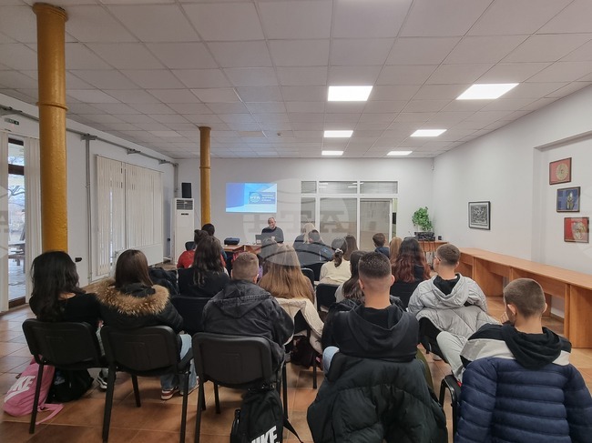 Ученици от Радомир се запознаха с работния процес в БТА в рамките на инициативата „Ден на четенето"