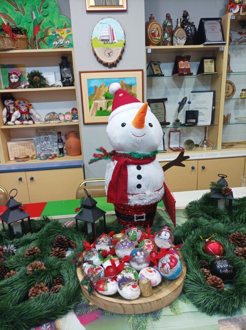 Ученици от училище „Св. св. Кирил и Методий“ и техни родители участваха в украсяването на просветното средище за Коледа