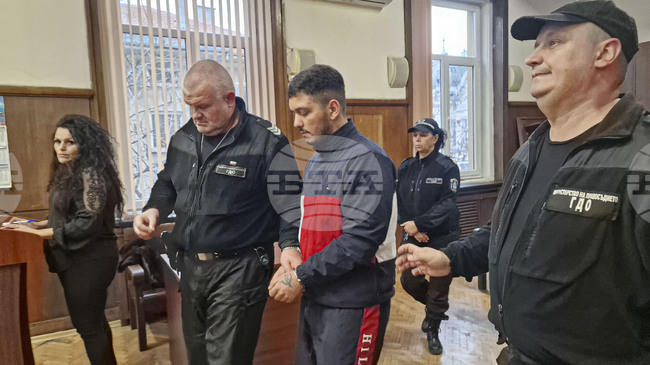 Окръжният съд в Хасково остави в ареста турски гражданин, обвинен в нелегално преминаване на границата на България и контрабанда на оръжие