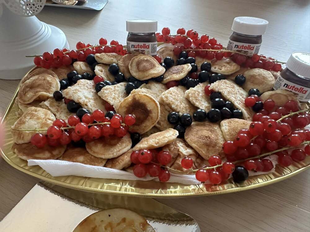 Есенен карнавал, придружен от трапеза с палачинки, се състоя в училище „Васил Левски“ в Хага 